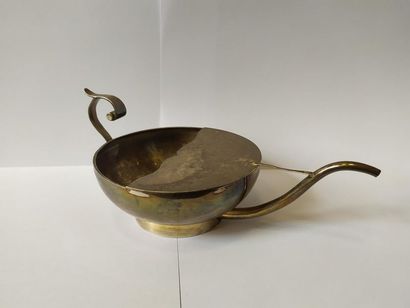 Coupe en argent sur talon, à long bec verseur....