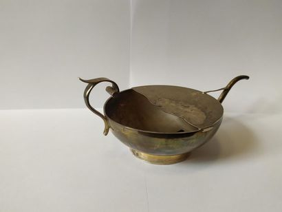 Coupe en argent sur talon, à long bec verseur....