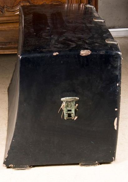 Trunk of car trunk probably DELAHAYE brand...