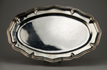 Plat ovale en argent à bords contours. 875...