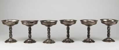 Six coupes sur pied en argent 800 millièmes....