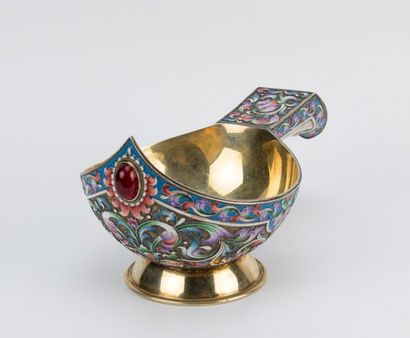 Grand kovsh en argent et émail cloisonné,...