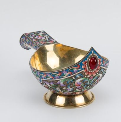 Grand kovsh en argent et émail cloisonné,...