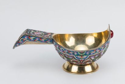 Grand kovsh en argent et émail cloisonné,...