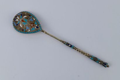 Cuillère à thé en vermeil et émail cloisonné....