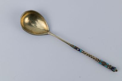 Cuillère à thé en vermeil et émail cloisonné....