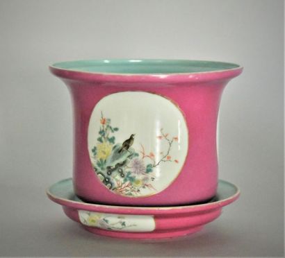 CHINE. Jardinière et sa soucoupe en porcelaine...