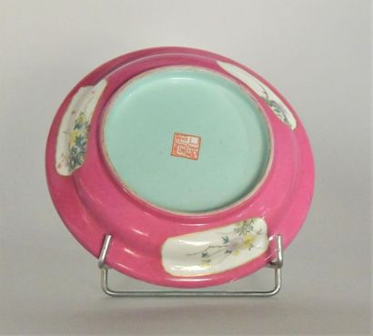 CHINE. Jardinière et sa soucoupe en porcelaine...