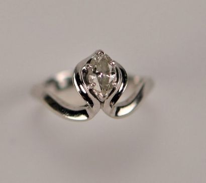 Bague, la monture en or blanc 18K (750 millièmes)...