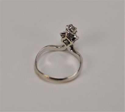 Bague, la monture en or blanc 18K (750 millièmes)...