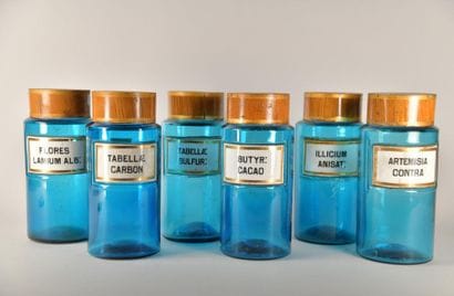 Lot de six pots à pharmacie en verre bleu,...
