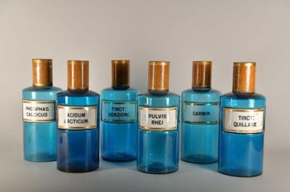 Ensemble de six pots à pharmacie en verre...