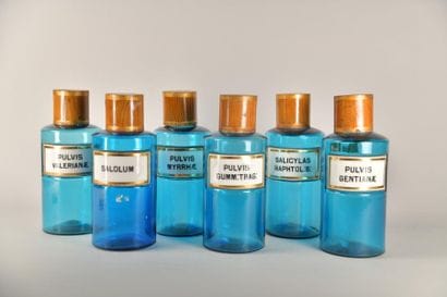 Ensemble de six pots à pharmacie en verre...