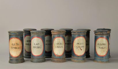 Ensemble de dix pots à pharmacie en bois...