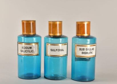 Lot de trois pots à pharmacie en verre bleu,...