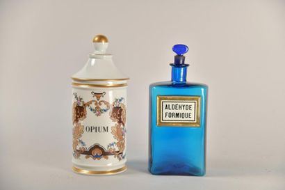 Lot pot à pharmacie en porcelaine XXème :...