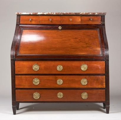 Commode-scriban en acajou et acajou teinté...