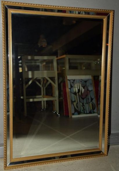 Miroir à pareclose, le cadre en bois et stuc...