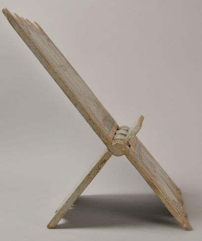 Lutrin de table en bois laqué gris et doré....