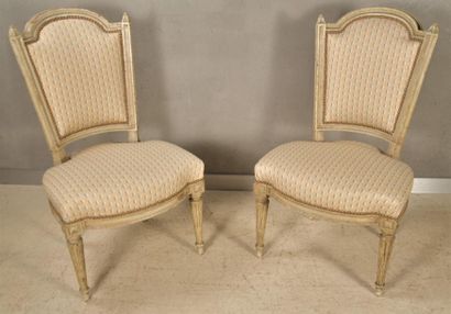 Paire de chaises en bois laqué crème à dossier...