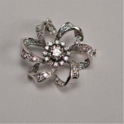 Pendentif-broche en forme de marguerite,...
