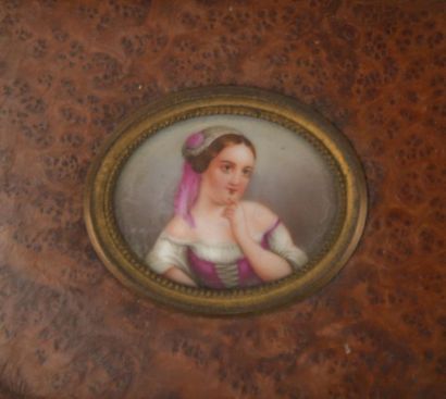 Miniature ovale sur porcelaine. Portrait...