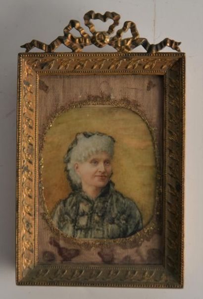 Miniature Portrait de femme. Cadre en laiton...