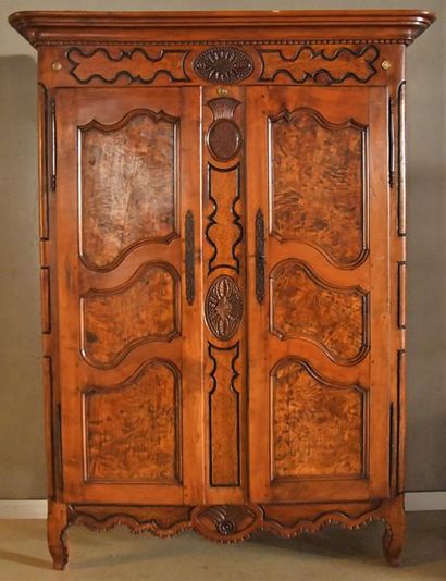 Armoire en bois naturel et panneaux de loupe...