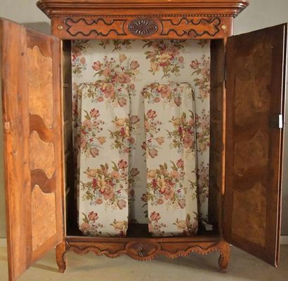 Armoire en bois naturel et panneaux de loupe...