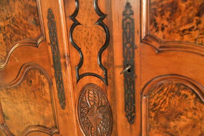 Armoire en bois naturel et panneaux de loupe...