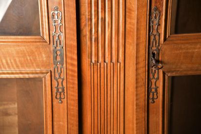 Armoire-bibliothèque en noyer et placage...