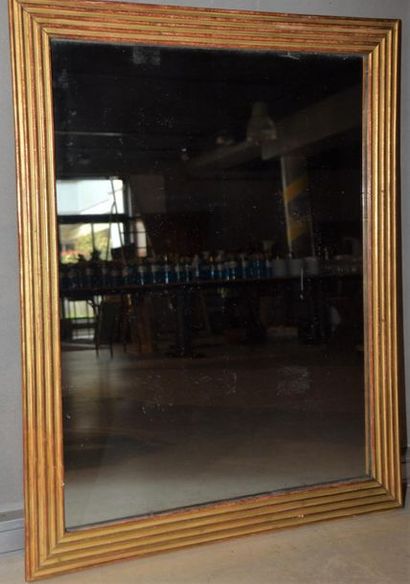 Miroir rectangulaire, le cadre en bois et...