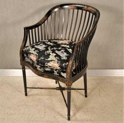 Fauteuil en bois laqué noir à décors polychromes...