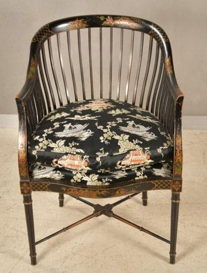 Fauteuil en bois laqué noir à décors polychromes...