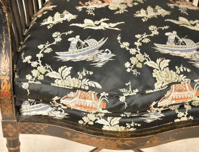 Fauteuil en bois laqué noir à décors polychromes...