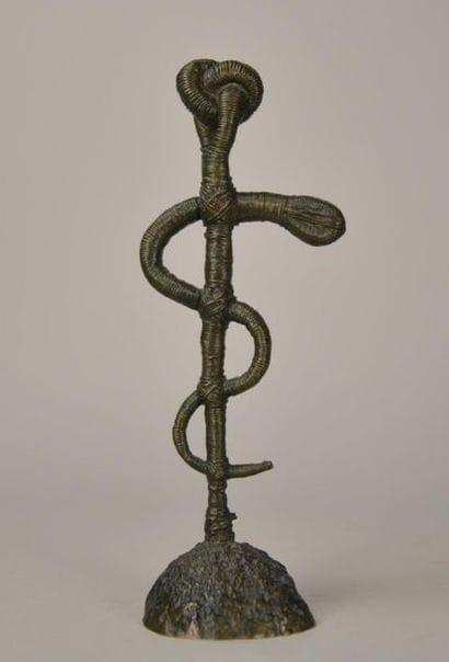 Symbole de caducée stylisé en bronze, signé...