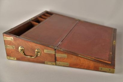 Coffret à écrire en acajou et laiton avec...