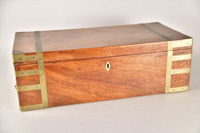 Coffret à écrire en acajou et laiton avec...