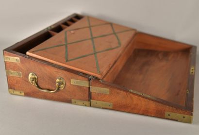Coffret à écrire en acajou et laiton avec...
