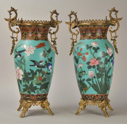 Paire de vases en cuivre émaillé à décor...