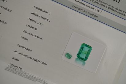 Émeraude sur papier de forme rectangulaire...