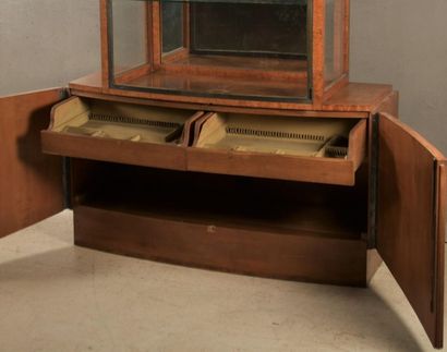 Vitrine ART DECO en placage de loupe d'orme,...
