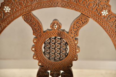 Ensemble de mobilier syrien en bois sculpté...
