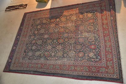 Grand tapis en laine à riche décor floral....