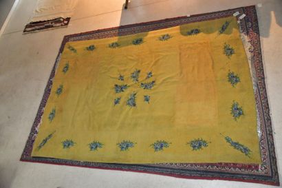 Tapis en fils de laine, à motif de bouquets...