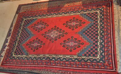 Tapis en fils de laine, à décor de fleurs...