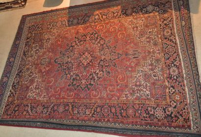 Tapis en fils de laine au riche décor floral...