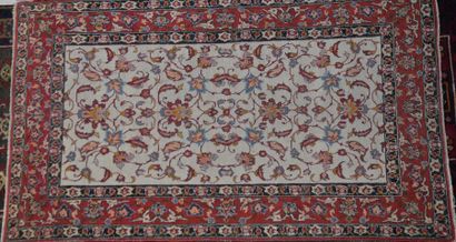 Tapis en fils de laine à décor de branchages...