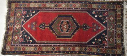 Tapis en fils de laine centré d'un losange...
