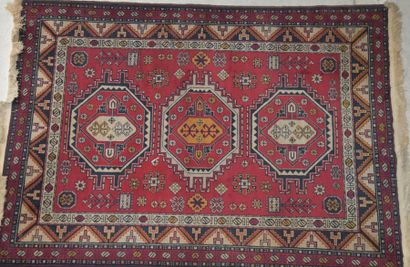 Tapis en fils de laine à motifs géométriques...